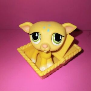 Littlest Pet Shop Beige Doxen dog & Basket LPS